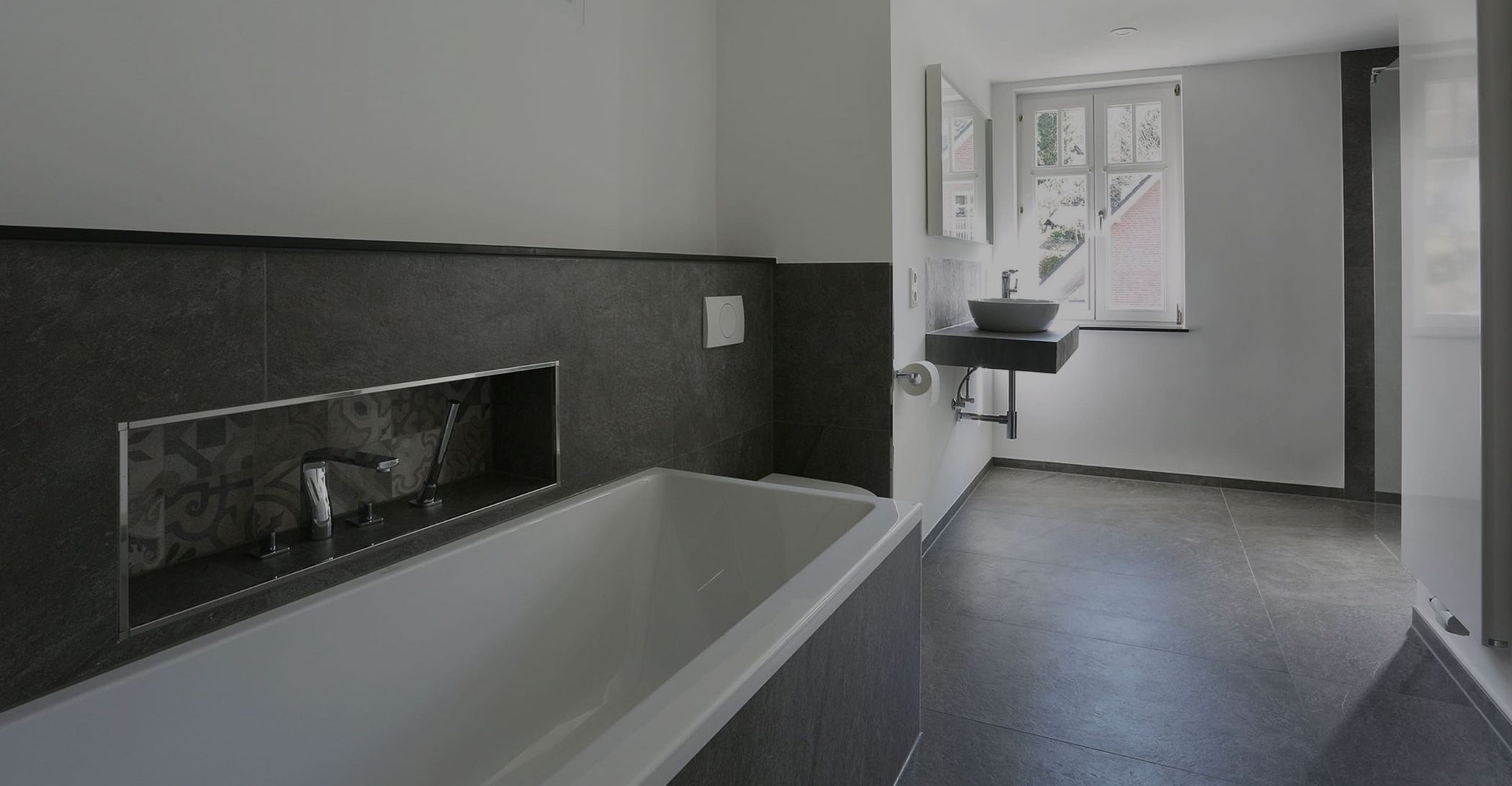 Dunkle Fliesen im Badezimmer