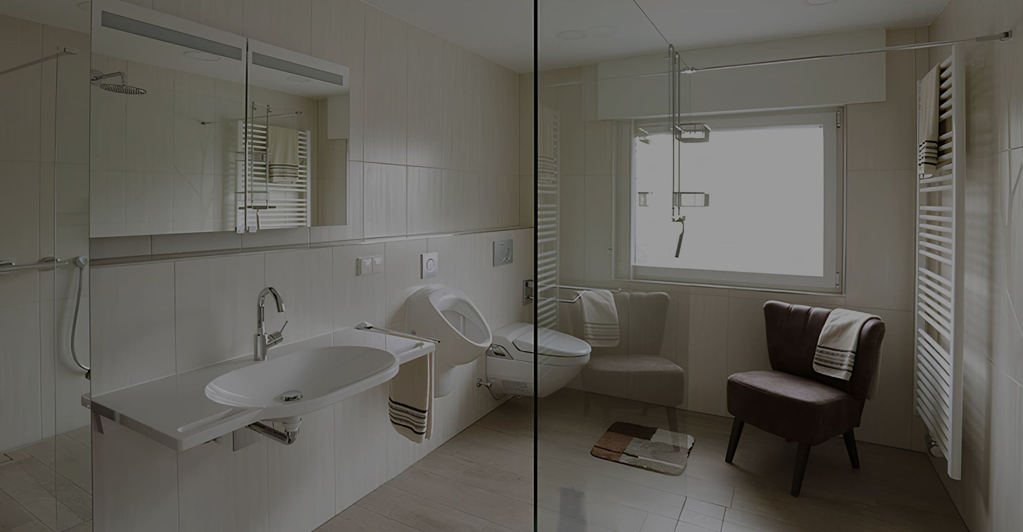 Schönes und helles Badezimmer
